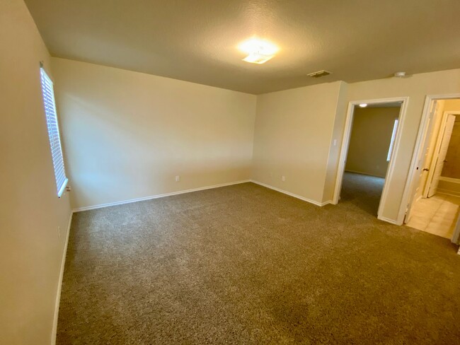 Building Photo - Spacious 4 Bedroom ~ Convenient to JBSA Ra...