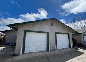 Building Photo - Single Level 2 Bed/2 Bath End Unit with Ga...