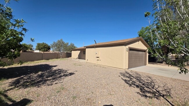 Building Photo - Beautiful Renovated  4 Bed 2 Bath HOME!