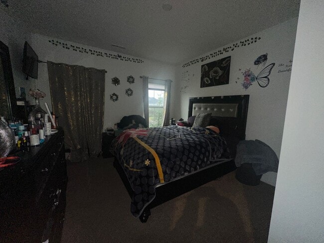 Building Photo - Available NOW - 5 bedroom, 3 full bathroom house - $2,950/month