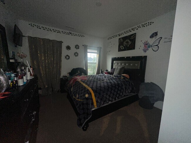 Building Photo - Available NOW - 5 bedroom, 3 full bathroom house - $3,300/month