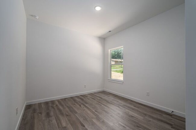 Building Photo - Your New Home Awaits in Hickory! $500 Off ...