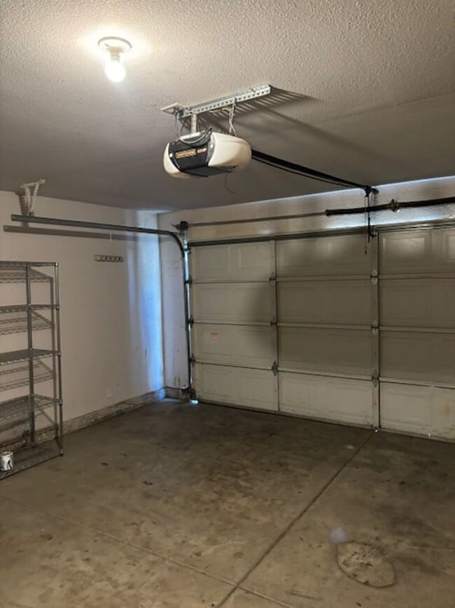 Building Photo - 10 N Valley Ct