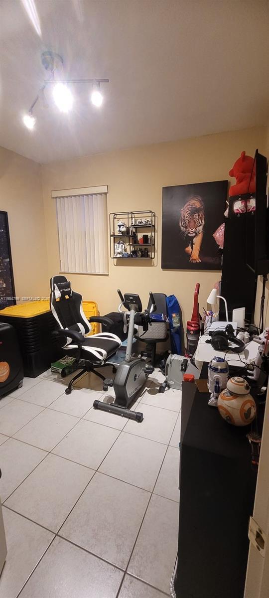 Building Photo - 905 Northwest Dr