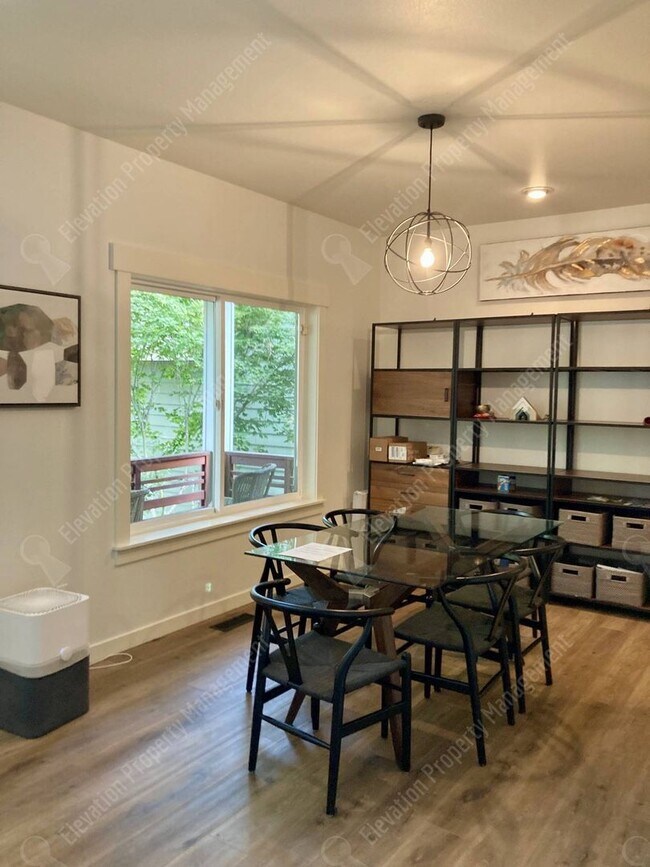 Building Photo - *Unfurnished* Beautifully updated 3 BR on ...