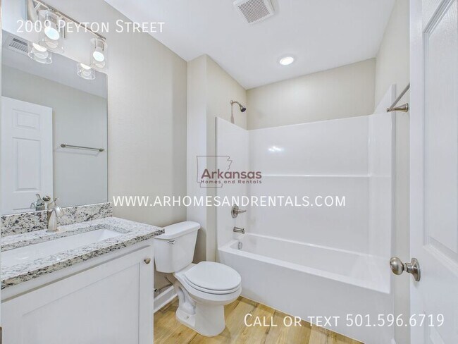 Building Photo - 2009 Peyton St