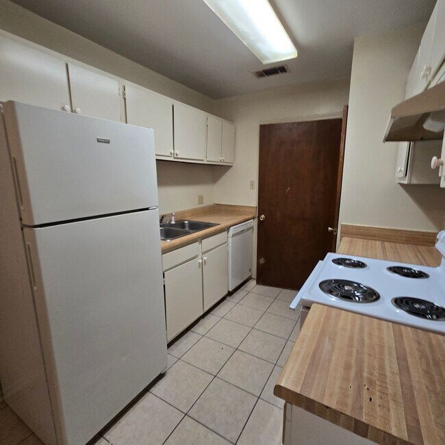 Building Photo - 8556 Leake Ave