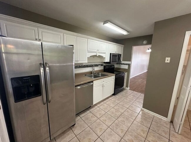 Building Photo - 2 Bedroom Townhome Conveniently Located in...