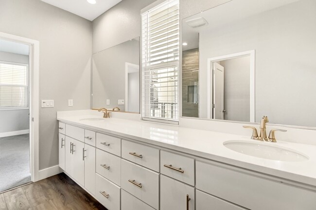 Building Photo - Stunning Alkali Flat Residence: Half Month Free With Move-In by 02/01/2026