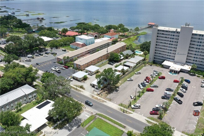 Building Photo - 2121 Lakeview Dr