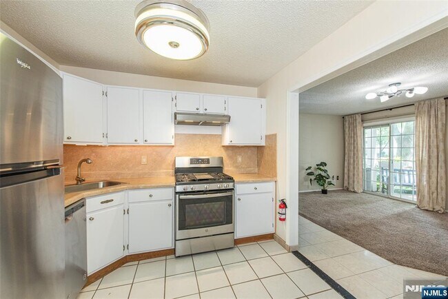 Building Photo - 540 Holly Ct