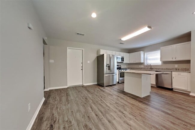 Building Photo - 2403 Pine Cone Dr