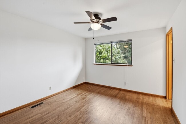 Building Photo - 3bd/2ba Bellevue Home