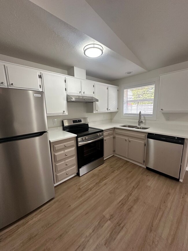 Building Photo - REDUCED RENT! Move in TODAY