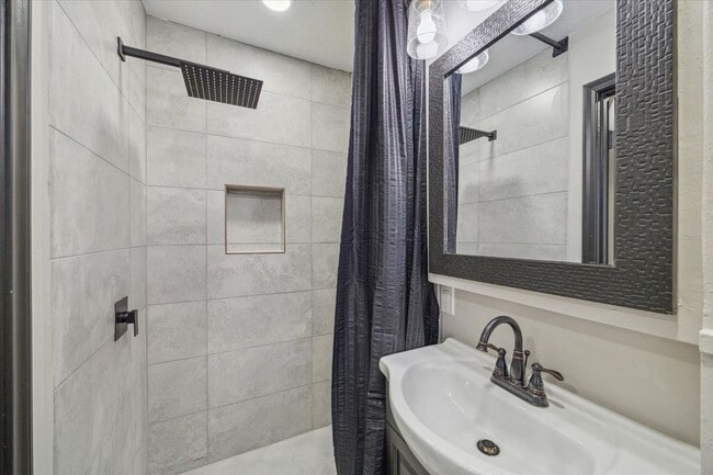Building Photo - 412 Lyndale Dr