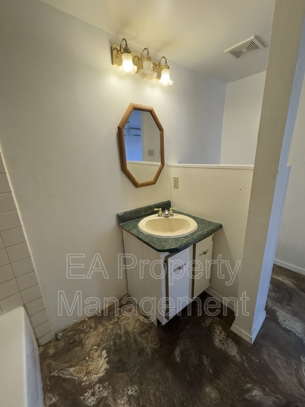 Building Photo - 1367 Young Ave SW