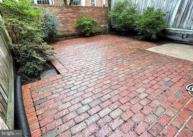 Building Photo - 6633 McLean Ct