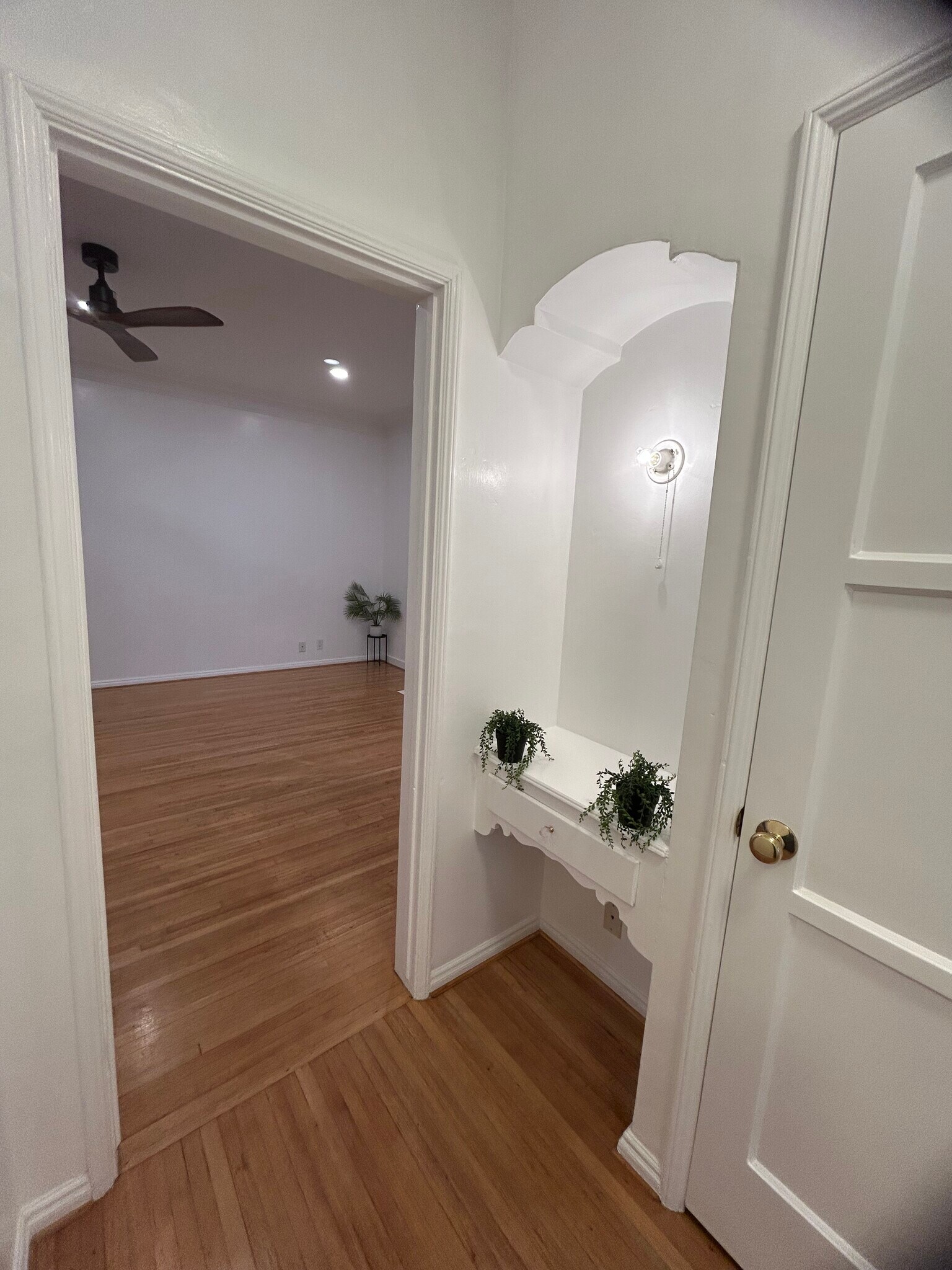 Building Photo - 850 S Kenmore Ave