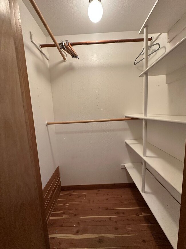 Building Photo - Gorgeous Confidence Home!!