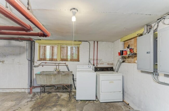 Building Photo - 6738 N Rockwell St
