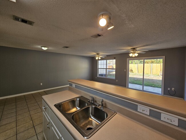 Building Photo - 129 Noblat Dr