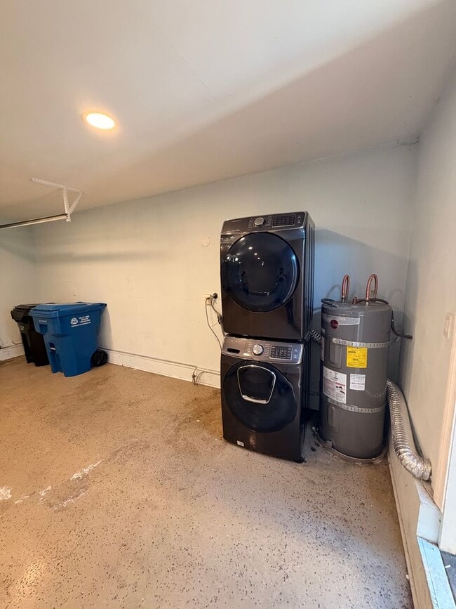 Building Photo - 3 Bed, 2 Bath Tanglewood For Rent- Single Story w/ Garage and AC!