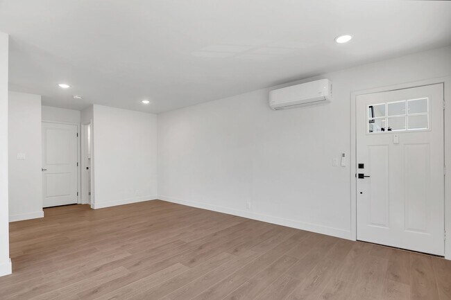 Building Photo - Silver Lantern St. Apts.