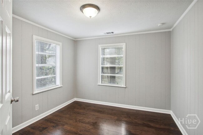 Building Photo - 1001 Treat