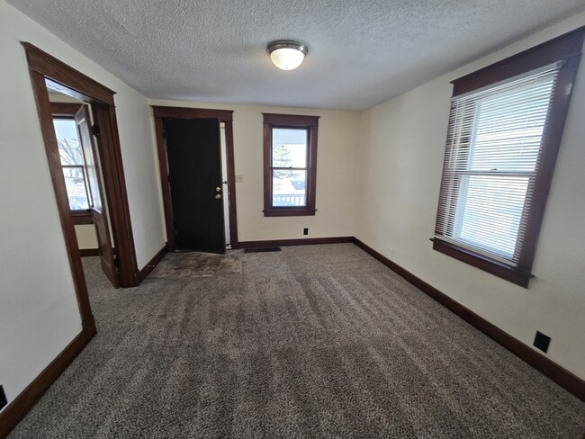 Building Photo - 417 W Walnut St