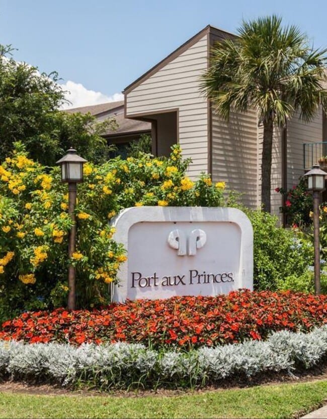 Building Photo - 7031 N Holiday Dr