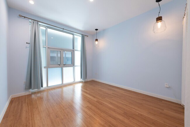 Building Photo - 630 W 6th St