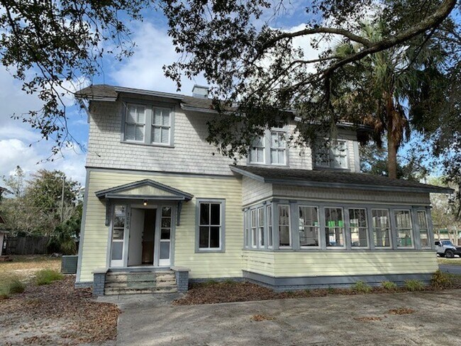 Primary Photo - 5 Bedroom/5.5 Bath located near UF Campus ...