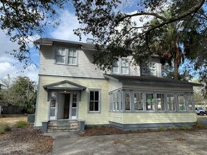 Building Photo - 5 Bedroom/5.5 Bath located near UF Campus ...