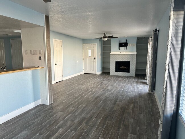 Building Photo - Beautiful 2-bedroom, 2-bathroom condo alon...