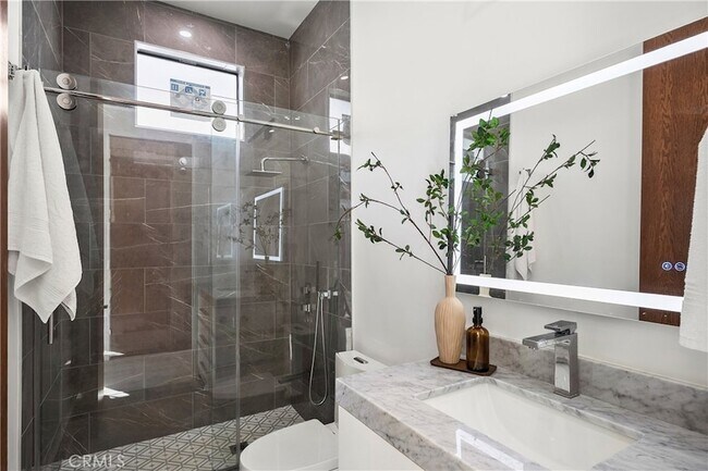 Building Photo - 14519 Greenleaf St