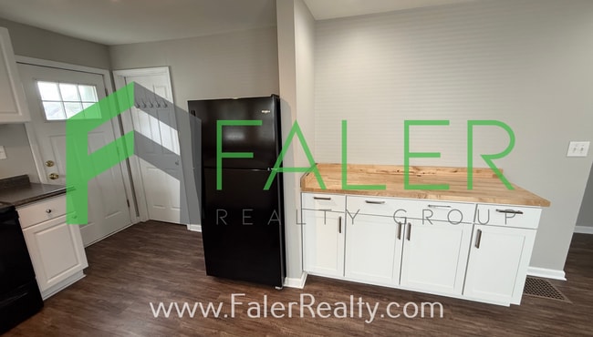 Building Photo - Show-stopping rental available!