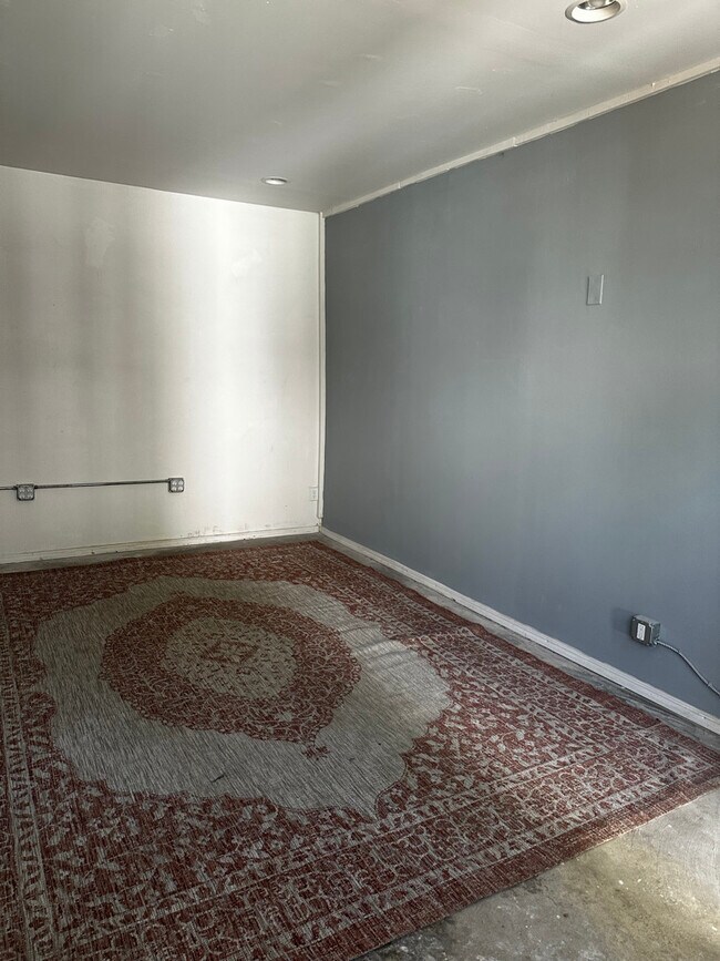 Converted garage with polished concrete floors. Can be used as an office, art studio,or family room! - 924 Nowita Pl