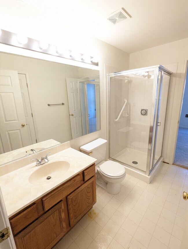 Building Photo - Beautifully maintained ground level condo in Germantown ready by mid April!