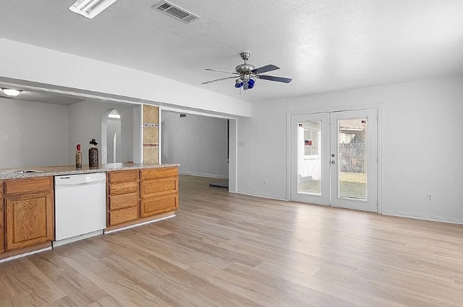 Building Photo - 204 Pebblebrook St