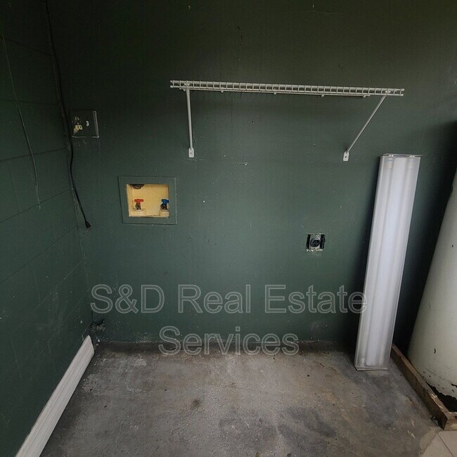 Building Photo - 2415 S Crystal Lake Dr