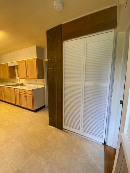 Kitchen & furnace closet - 25107 State St