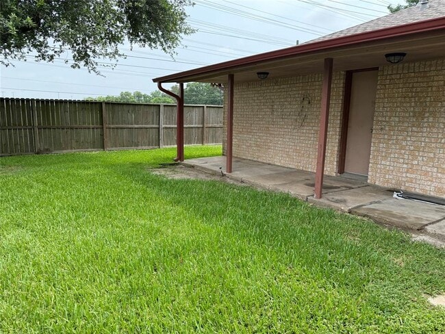 Building Photo - 702 Omega Cir