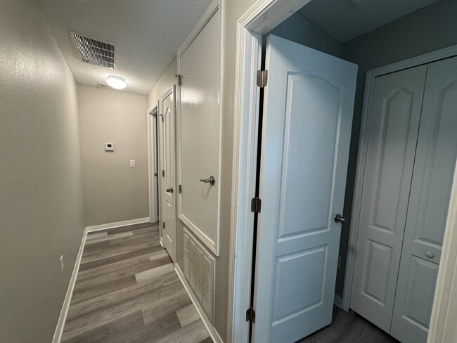 Building Photo - "Charming Tampa Retreat: Stylish 2-Bedroom...