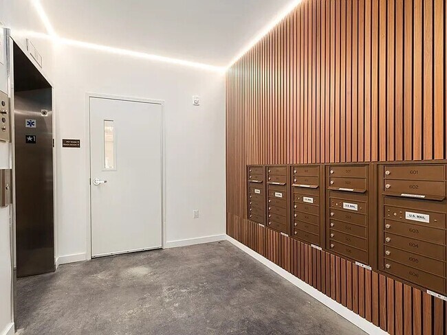 Building Photo - 87 Oxford St