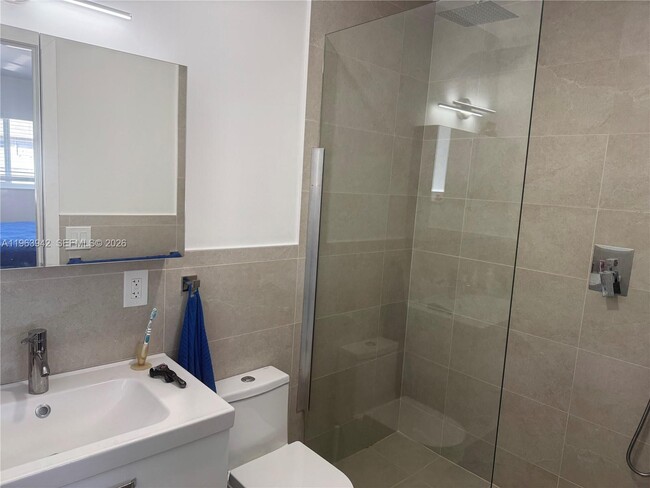 Building Photo - 1228 NE 5th Ave