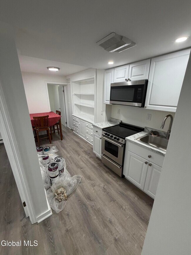 Building Photo - 58 S Swan St