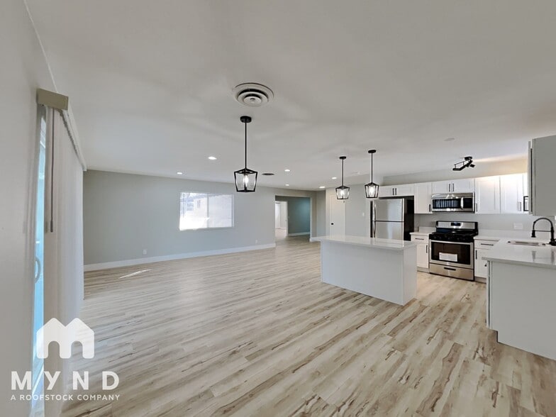 Building Photo - 3112 E Vegas Valley Dr