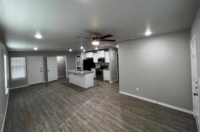 Building Photo - 2632 Hickory Ave