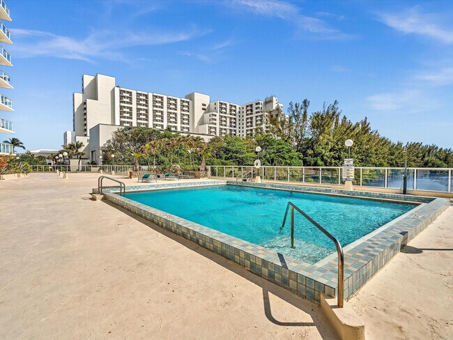 Building Photo - 3000 Holiday Dr