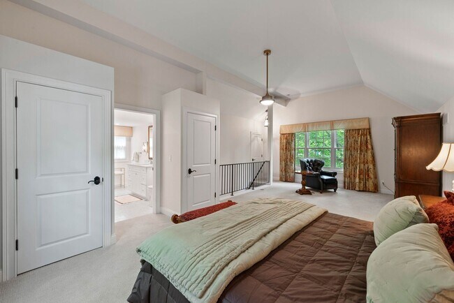 Building Photo - Williams Bay Lakefront Living Furnished Home Available for Monthly & Mid Term Rentals